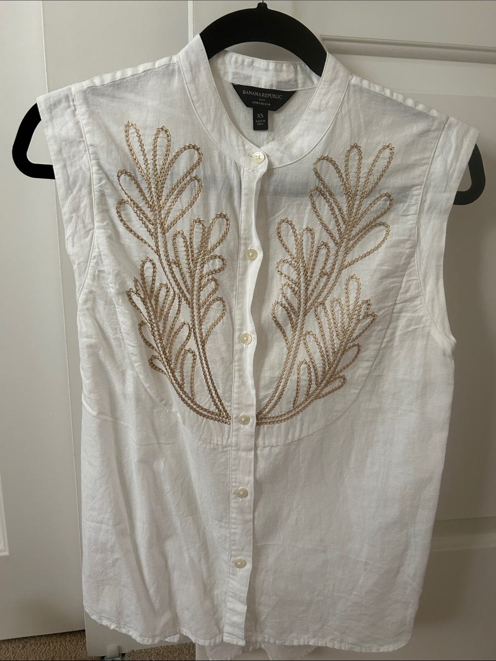 Banana Republic Women's White Sleeveless Embroidered Linen Shirt